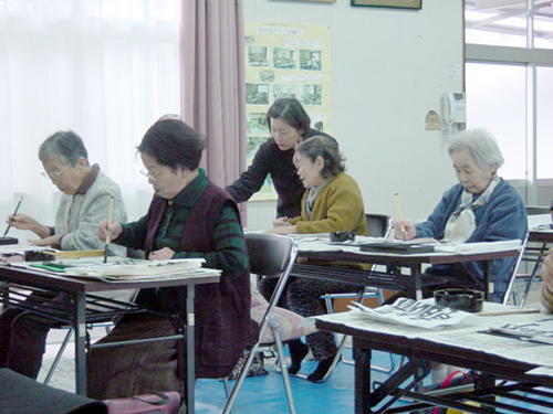 青島荘の書道クラブ