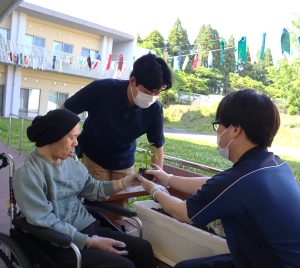 苗を植える利用者様