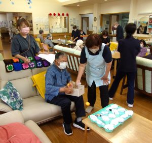 ご利用者が玉入れゲームをする様子