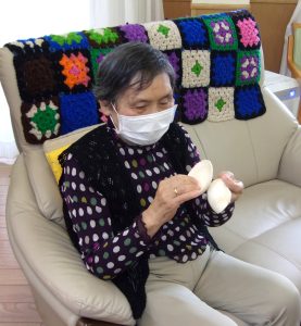 ご利用者が楽器を楽しむ様子