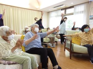 ご利用者が天の川の音楽に合わせて踊っている様子