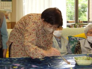 ご利用者が天の川を製作する様子