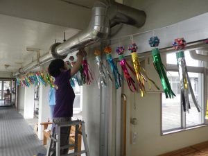 吹き流しを飾り付ける様子