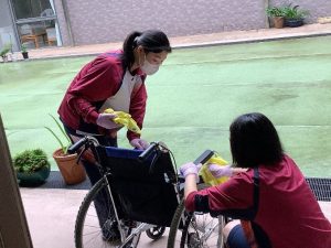 生徒さんが椅子を拭く様子