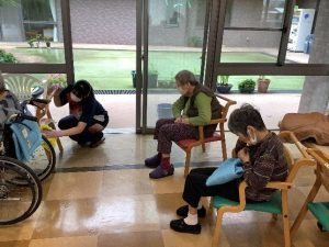 生徒さんが掃除をする様子を見守るご利用者