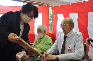 園長からご利用者に祝い状を贈呈する様子 園長からご利用者に祝い状を贈呈する様子