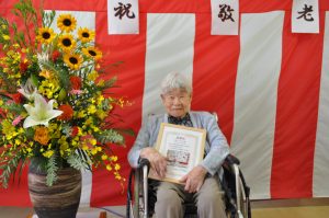 祝い状を持ち笑顔のご利用者 祝い状を持ち笑顔のご利用者