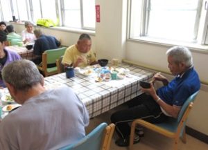 お祝い御膳を召し上がるご利用者 お祝い御膳を召し上がるご利用者