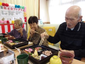 ご利用者がお祝御膳を召し上がる様子 ご利用者がお祝御膳を召し上がる様子